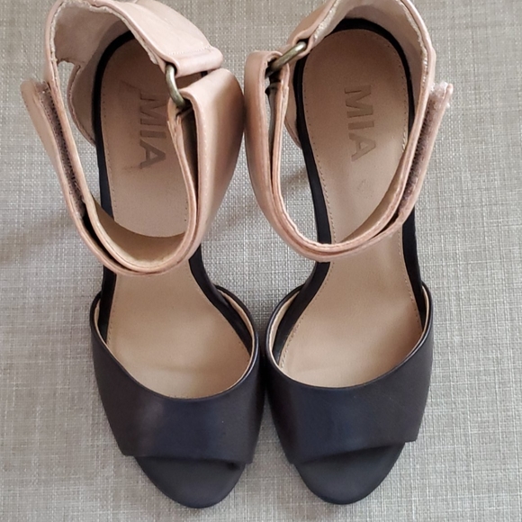 Heels - Picture 3 of 4